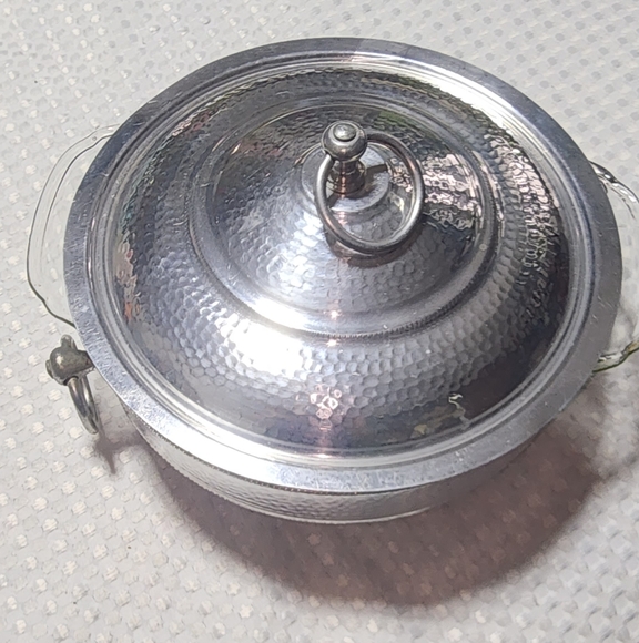 VINTAGE HAMMERED ALUMINUM BOWL WITH FIRE KING GLASS CASSEROLE BOWL SET - Picture 2 of 8